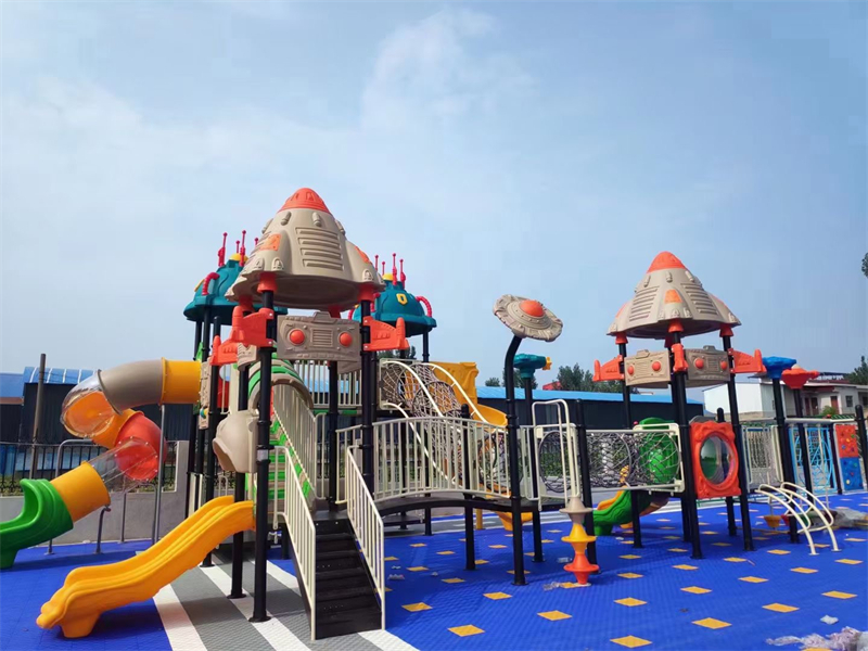 塑料 vs 木质 vs 不锈钢：幼儿园滑梯材质怎么选？看完这篇对比表再决定